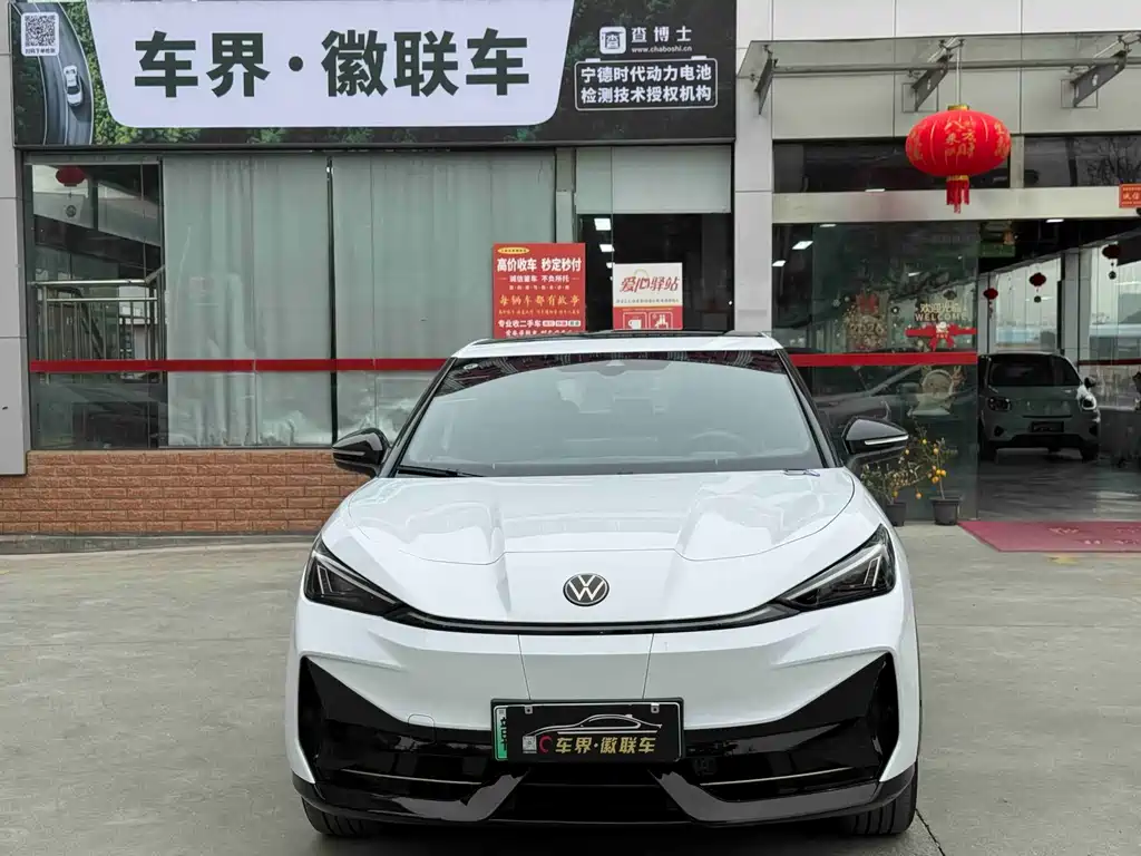 VOLKSWAGEN WITH THE CROWD 06