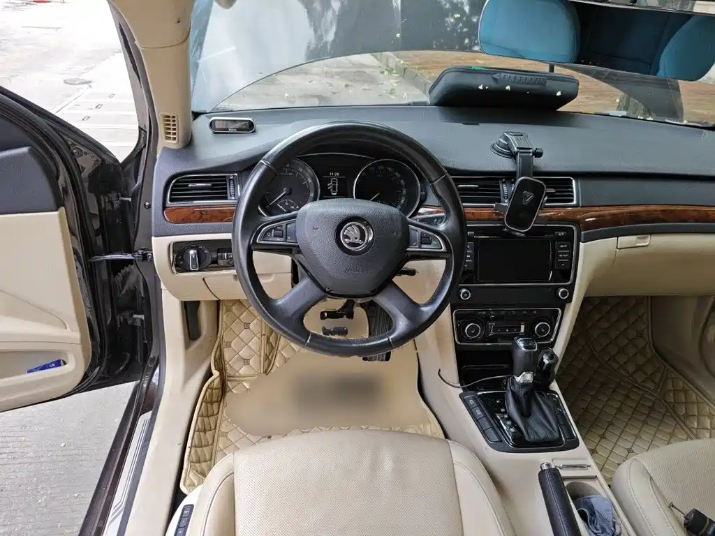 Skoda Superb — миниатюра 6