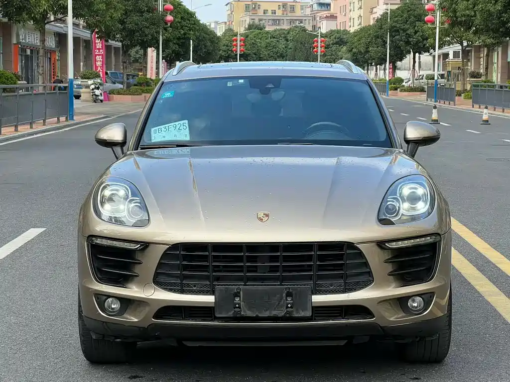 PORSCHE MACAN