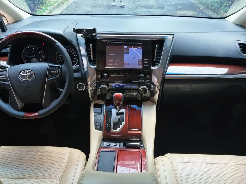 Toyota Alphard — миниатюра 8