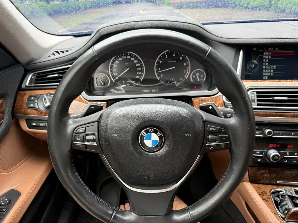 BMW 7 Series — миниатюра 10