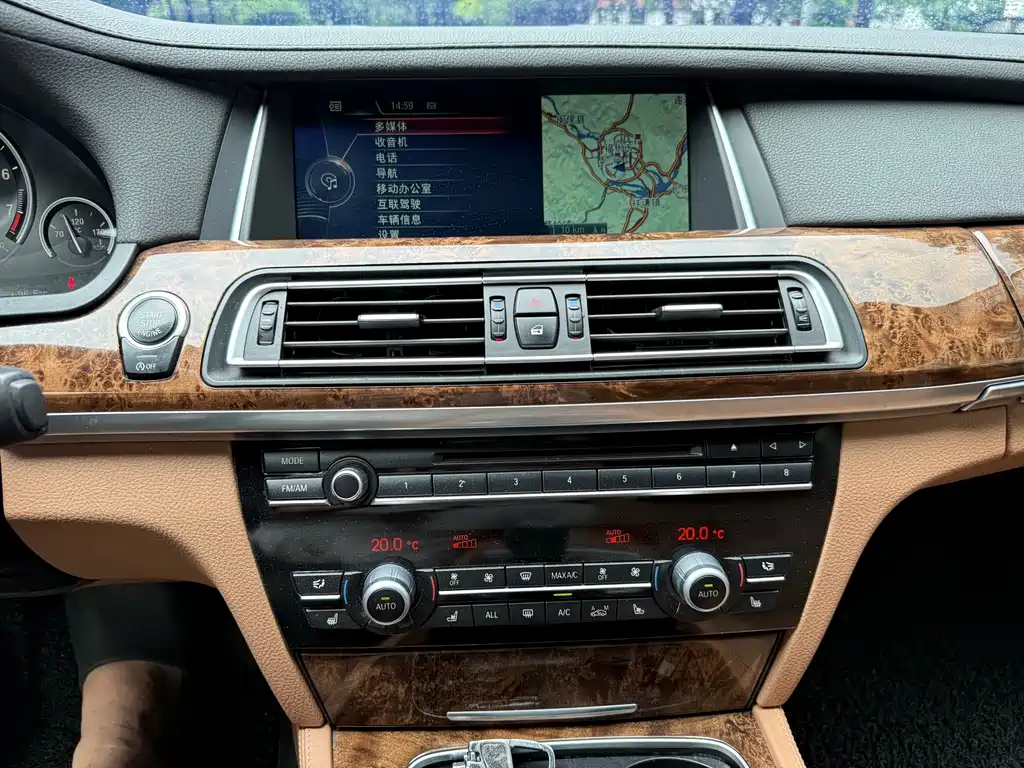 BMW 7 Series — миниатюра 13