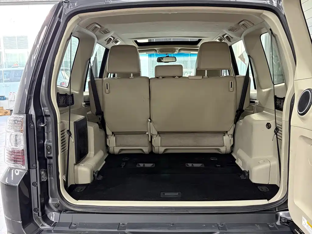 Mitsubishi Pajero (Import) — миниатюра 14