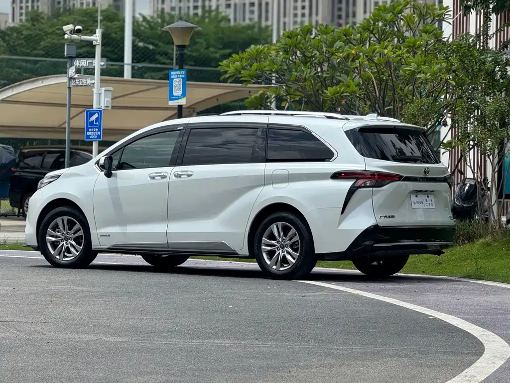 Toyota Sienna — миниатюра 4