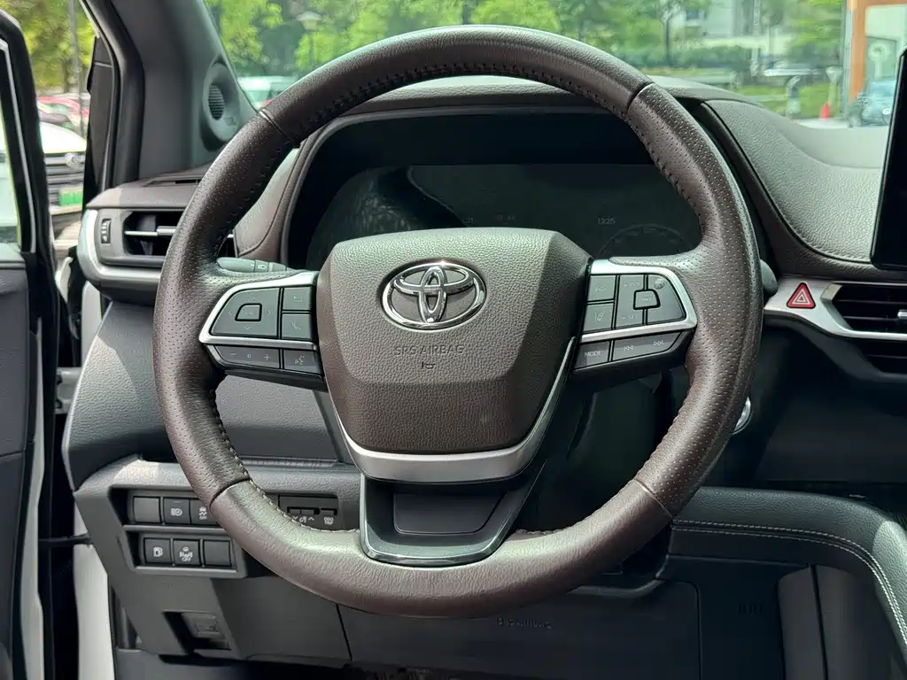 Toyota Sienna — миниатюра 11