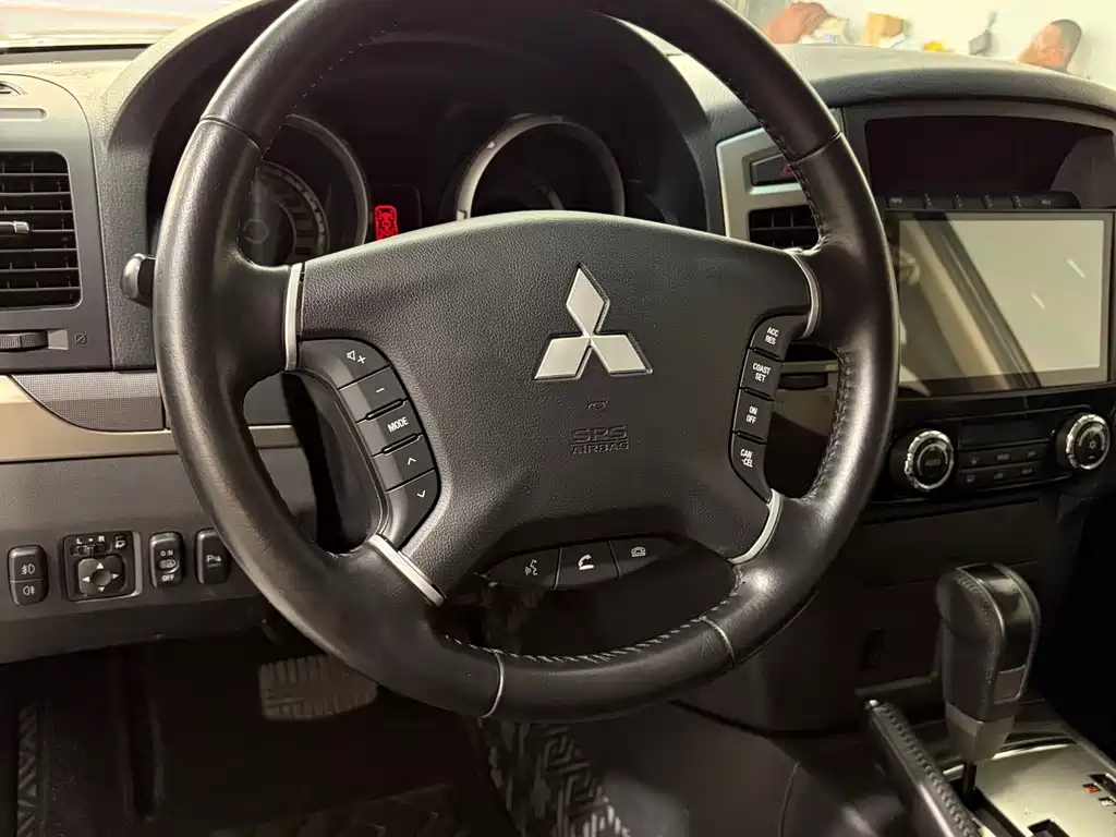Mitsubishi Pajero (Import) — миниатюра 9