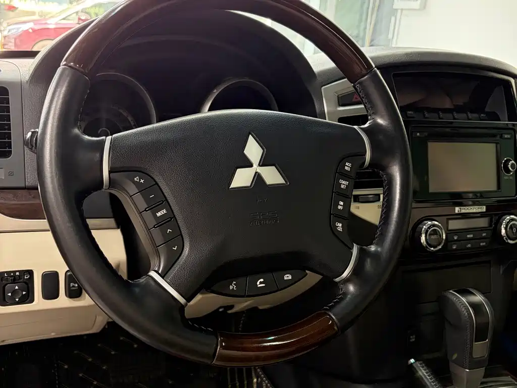Mitsubishi Pajero (Import) — миниатюра 9