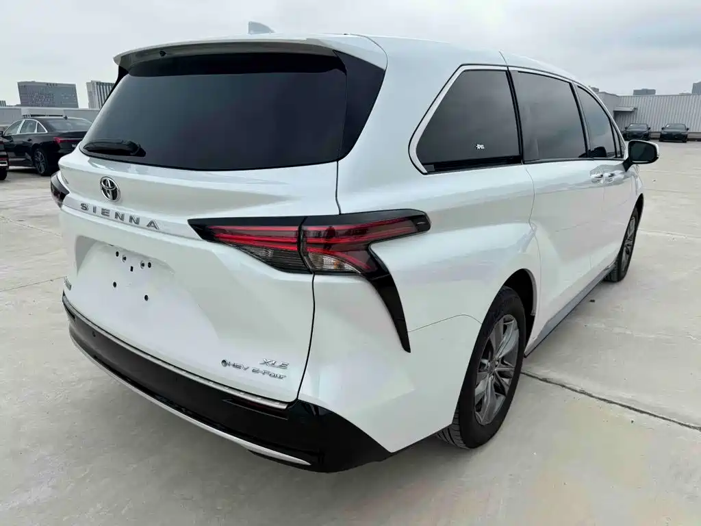 Toyota Sienna — миниатюра 6
