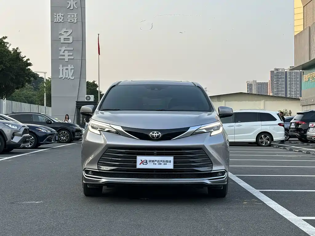 Toyota Sienna — миниатюра 2
