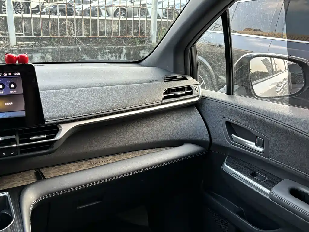 Toyota Sienna — миниатюра 16