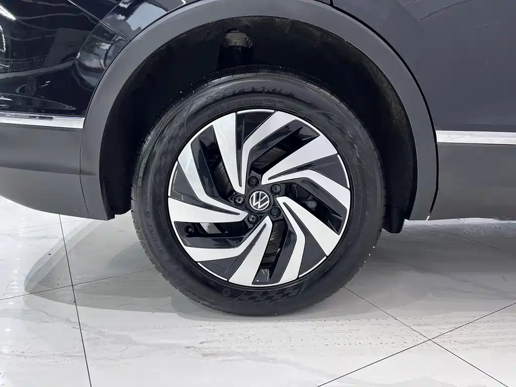 Volkswagen Tiguan L — миниатюра 18