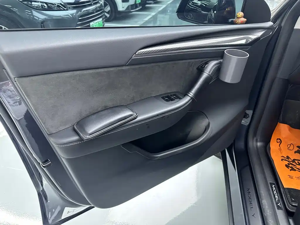 Tesla Model Y — миниатюра 5