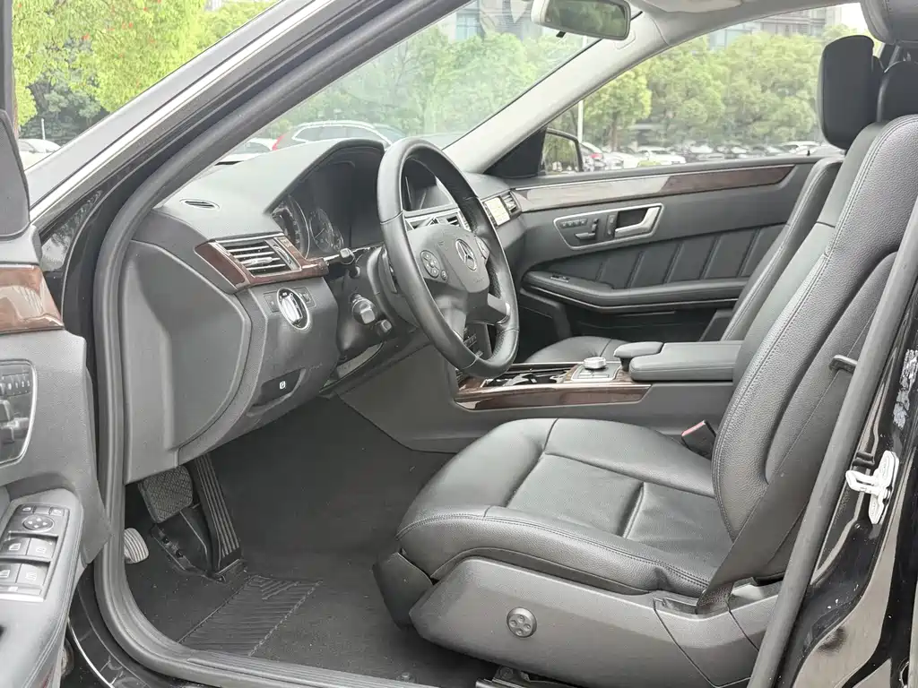 Mercedes-Benz E-Class — миниатюра 8