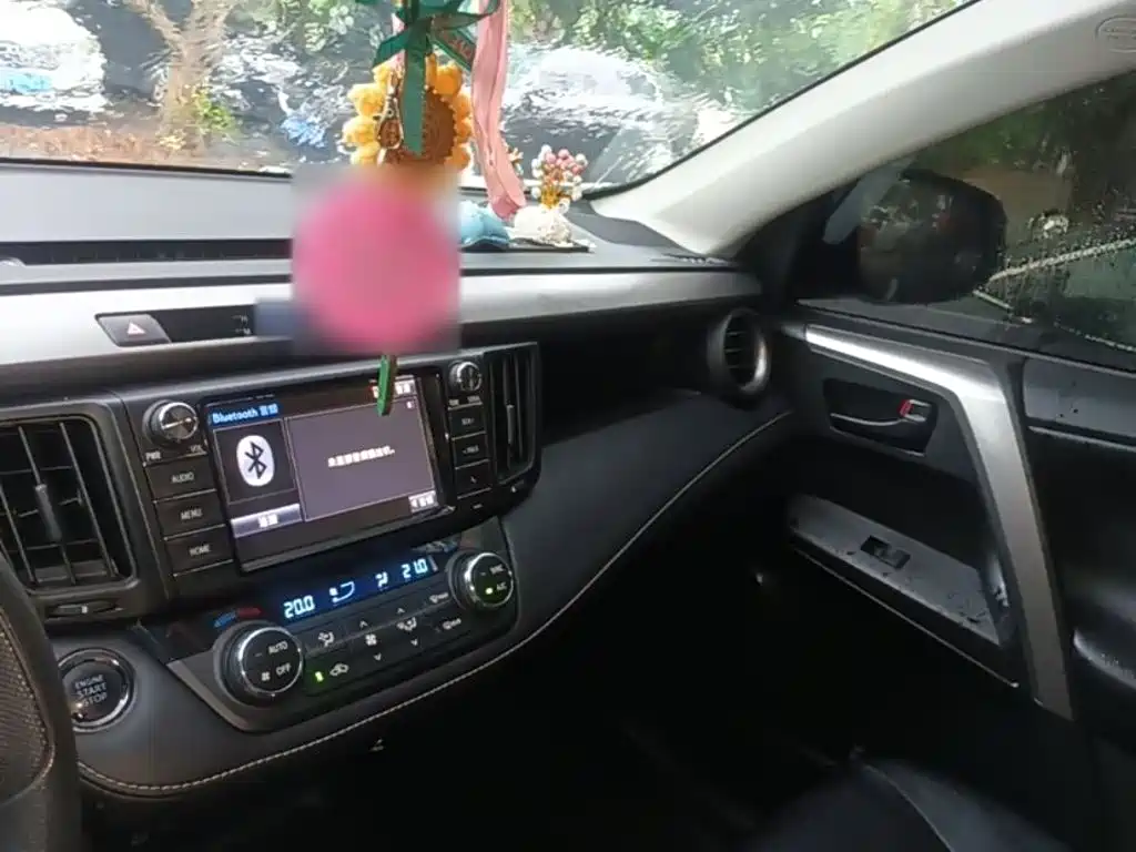 Toyota RAV4 — миниатюра 10