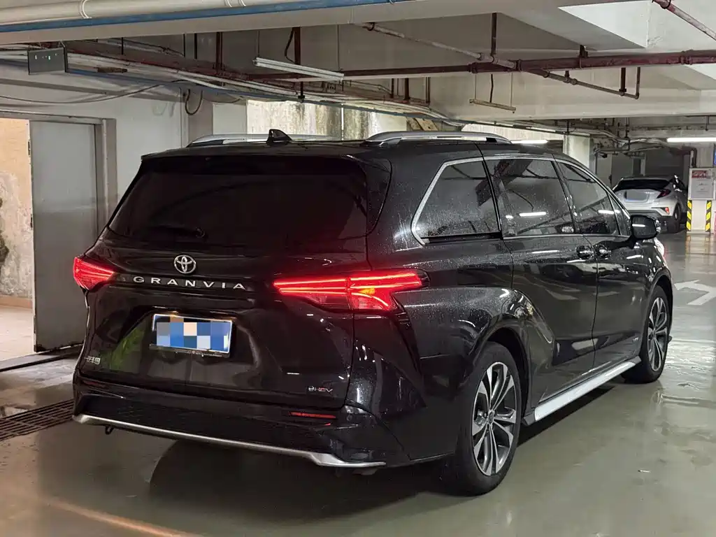 Toyota Granvia — миниатюра 3