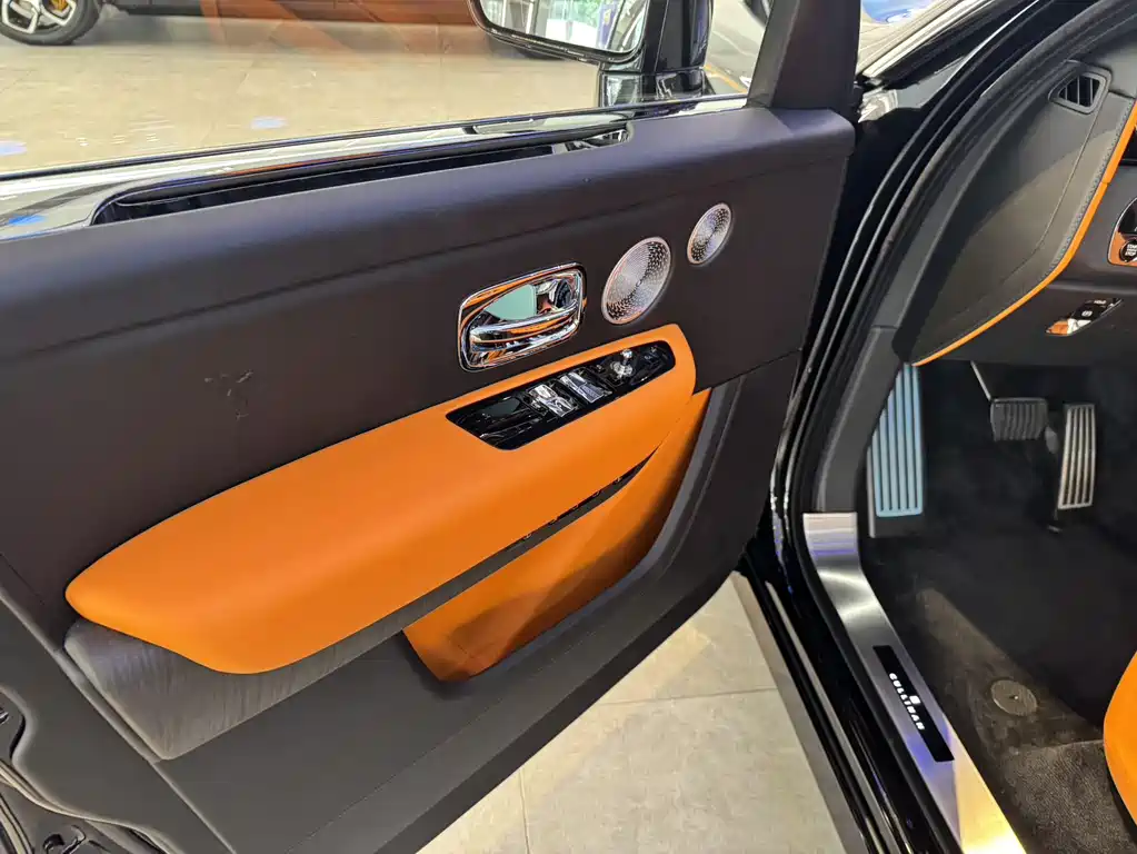 Rolls-Royce Cullinan 2026 мест
