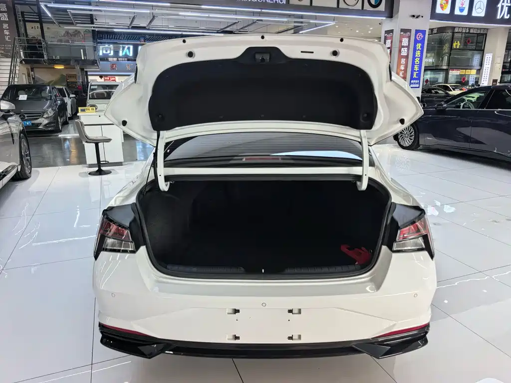 Hyundai Elantra — миниатюра 16