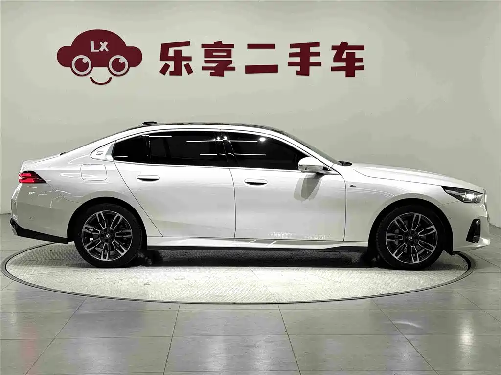BMW 5 Series — миниатюра 6