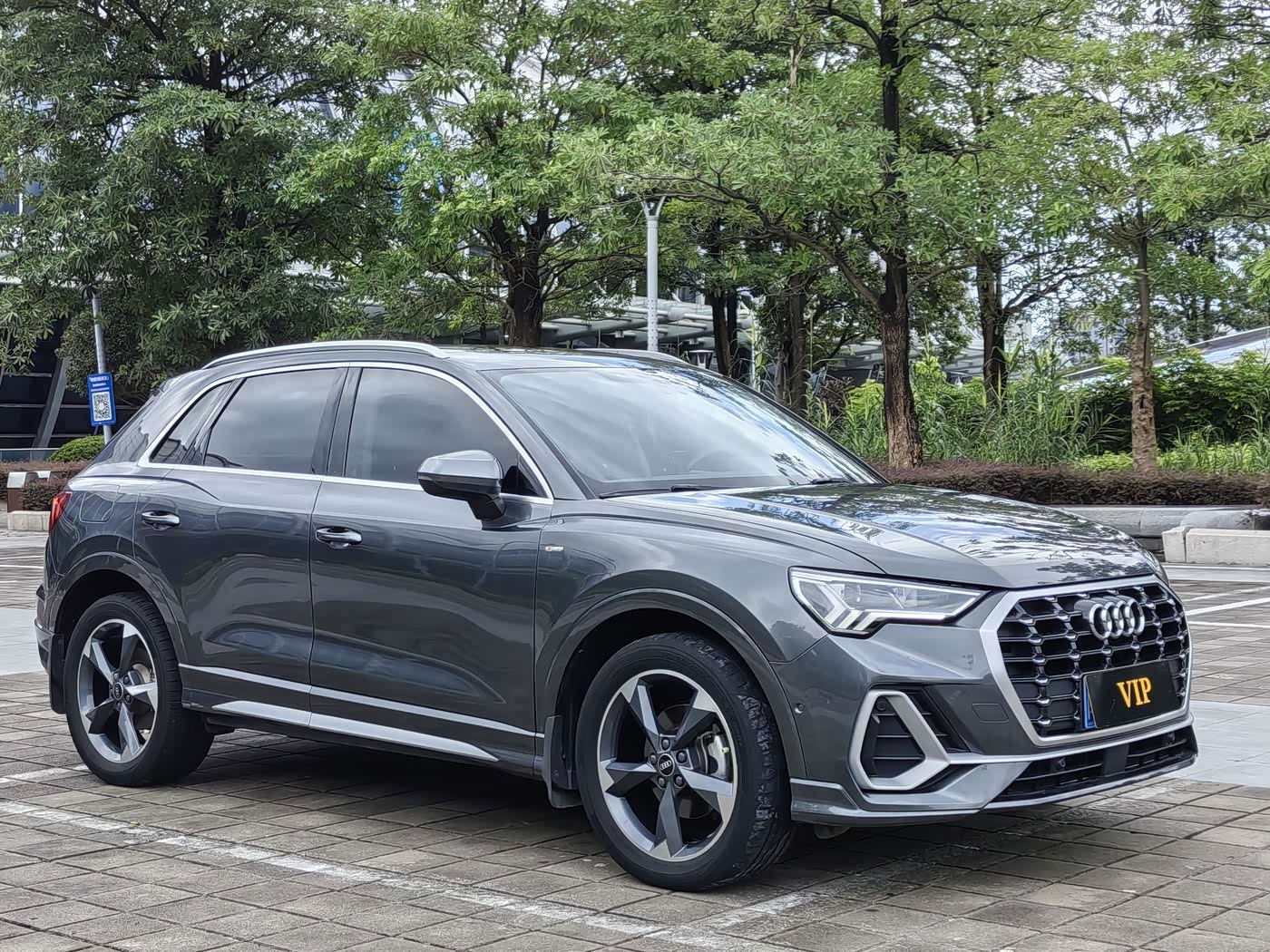 Audi Q3 1.4 л 2022 г. Серебристо-серый, пробег 37000 км