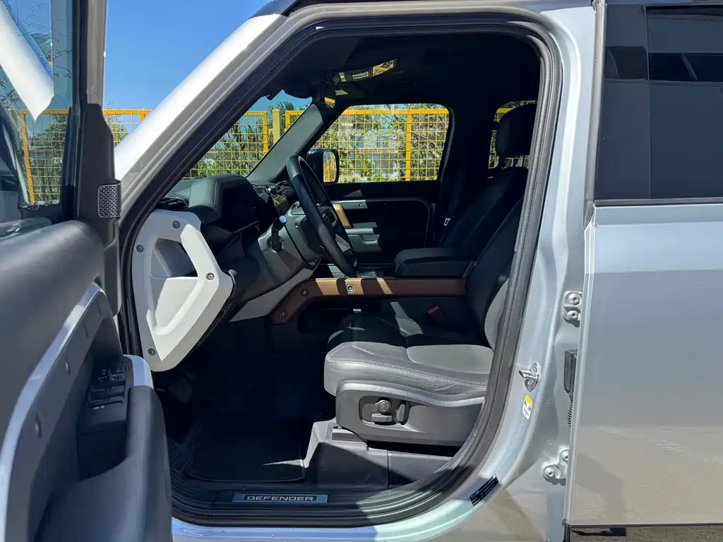 Land Rover Defender — миниатюра 4