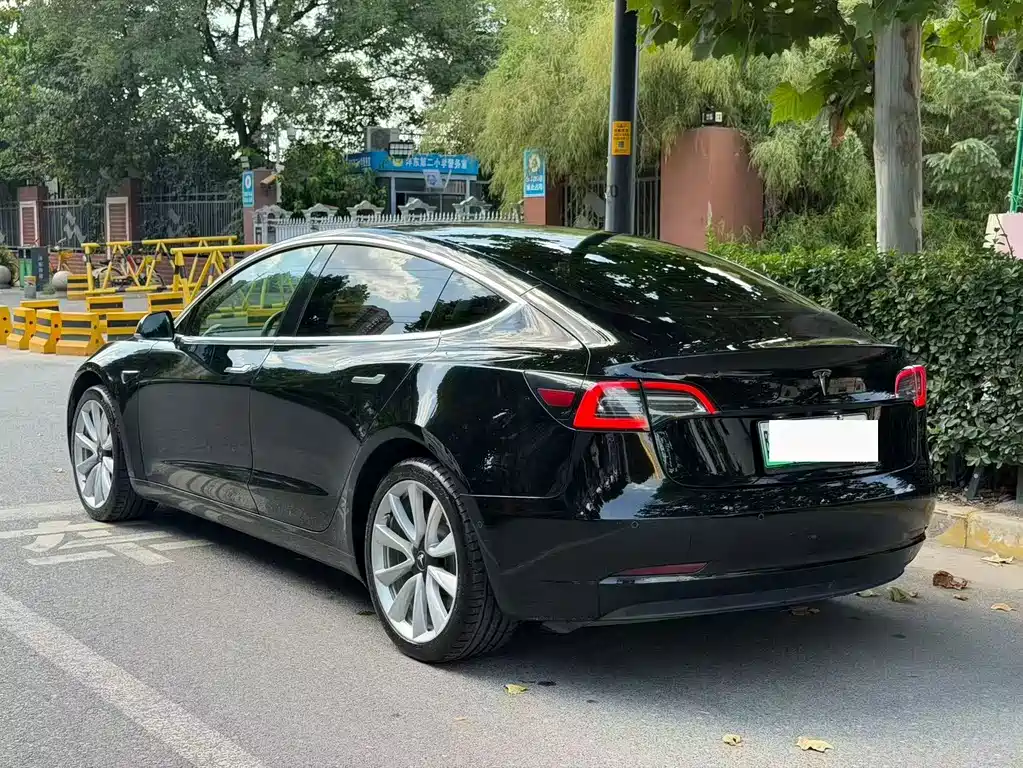 Tesla Model 3 — миниатюра 9