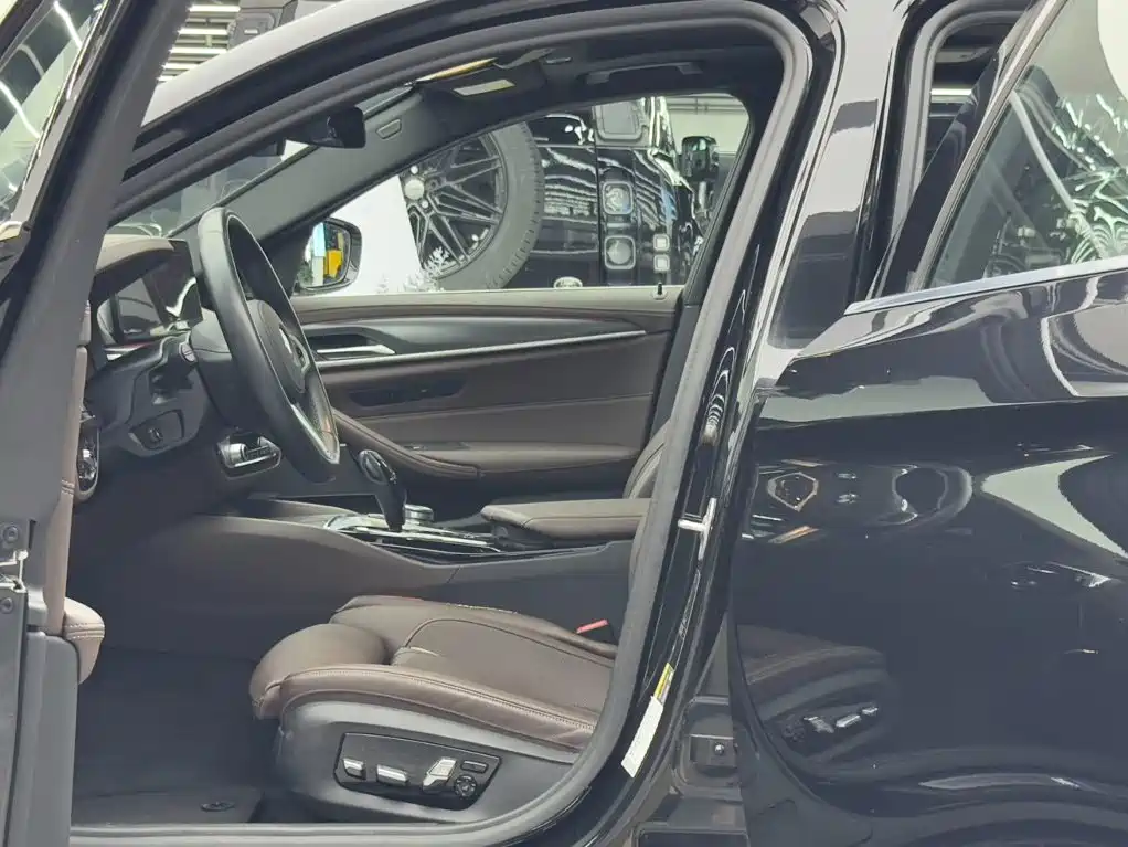 BMW 5 Series New Energy — миниатюра 8
