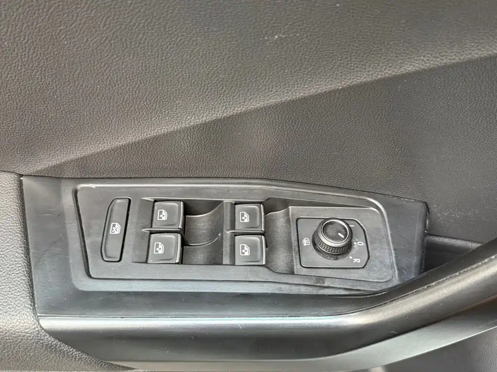 Volkswagen T-Roc — миниатюра 17