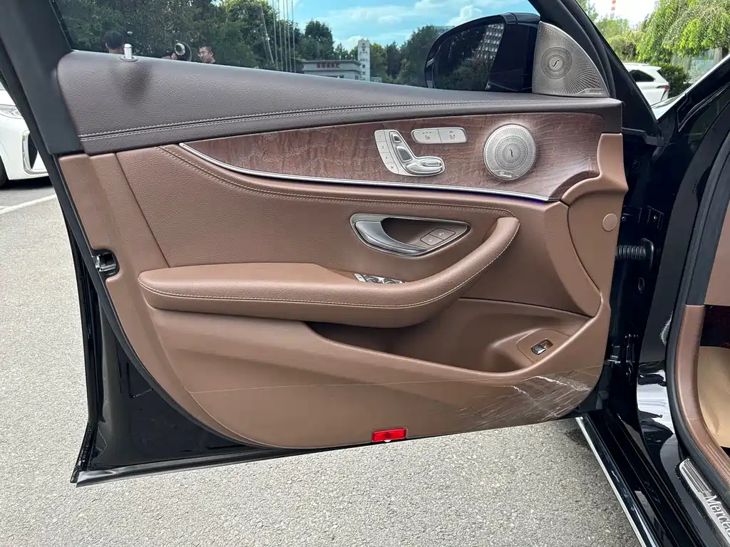Mercedes-Benz E-Class — миниатюра 7