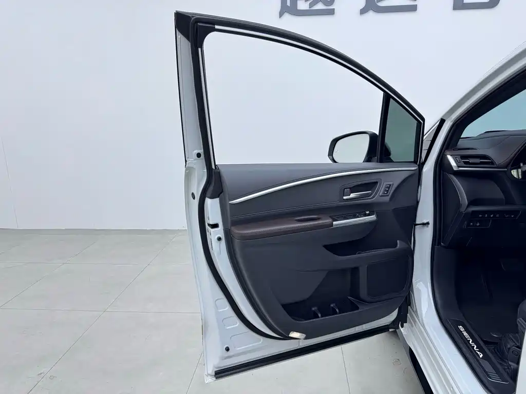 Toyota Sienna — миниатюра 6