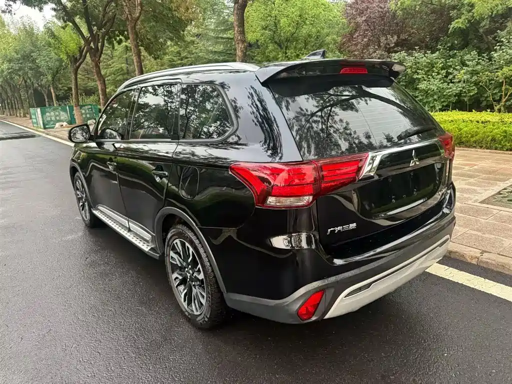 MITSUBISHI OUTLANDER