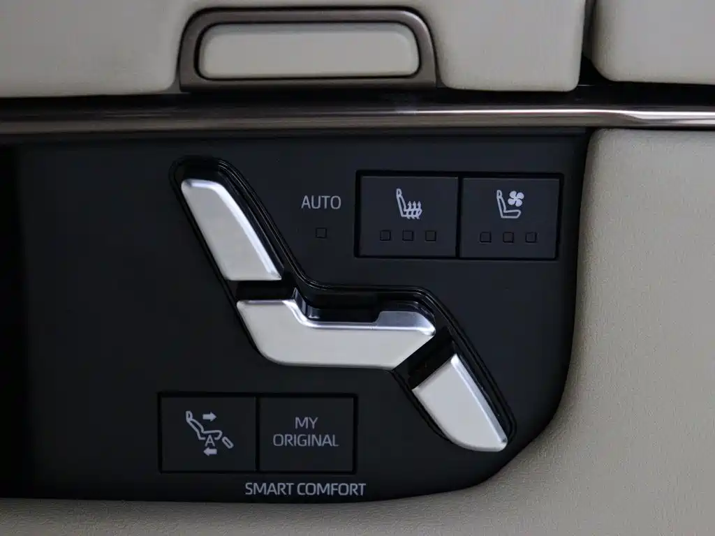 Toyota Alphard — миниатюра 12