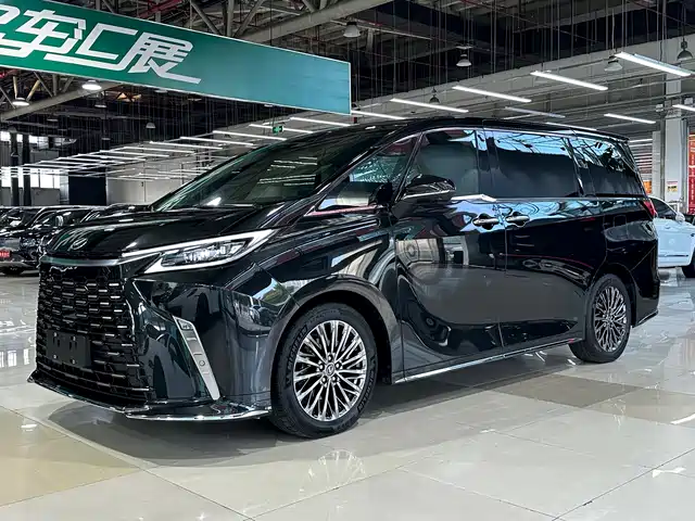 LEXUS  LM 2025