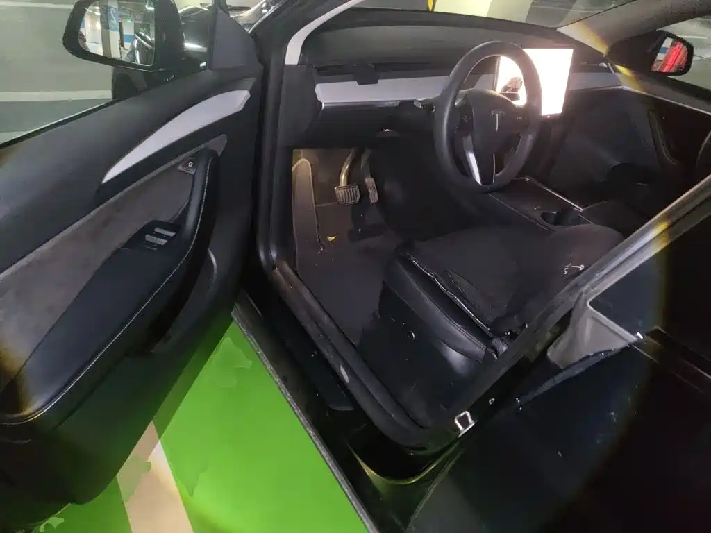 Tesla Model Y — миниатюра 17