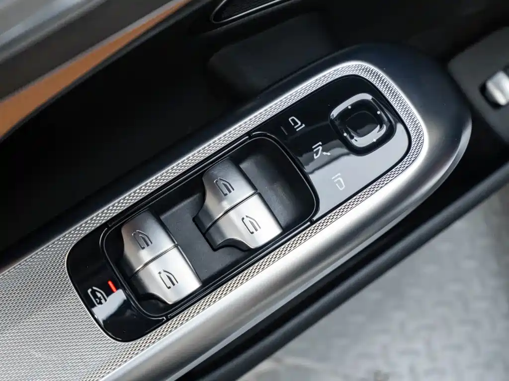 Mercedes-Benz E-Class — миниатюра 23