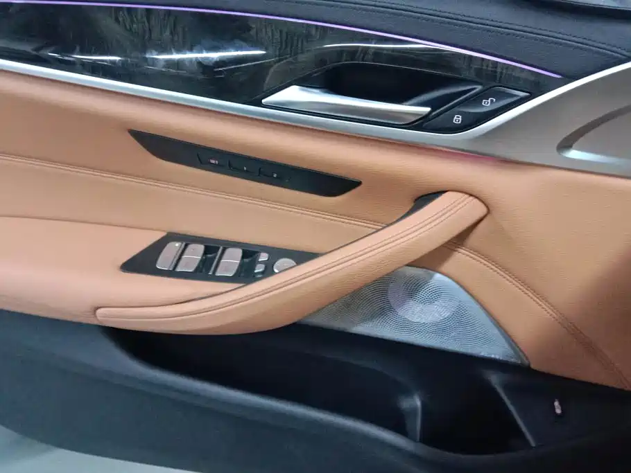 BMW 5 Series — миниатюра 7