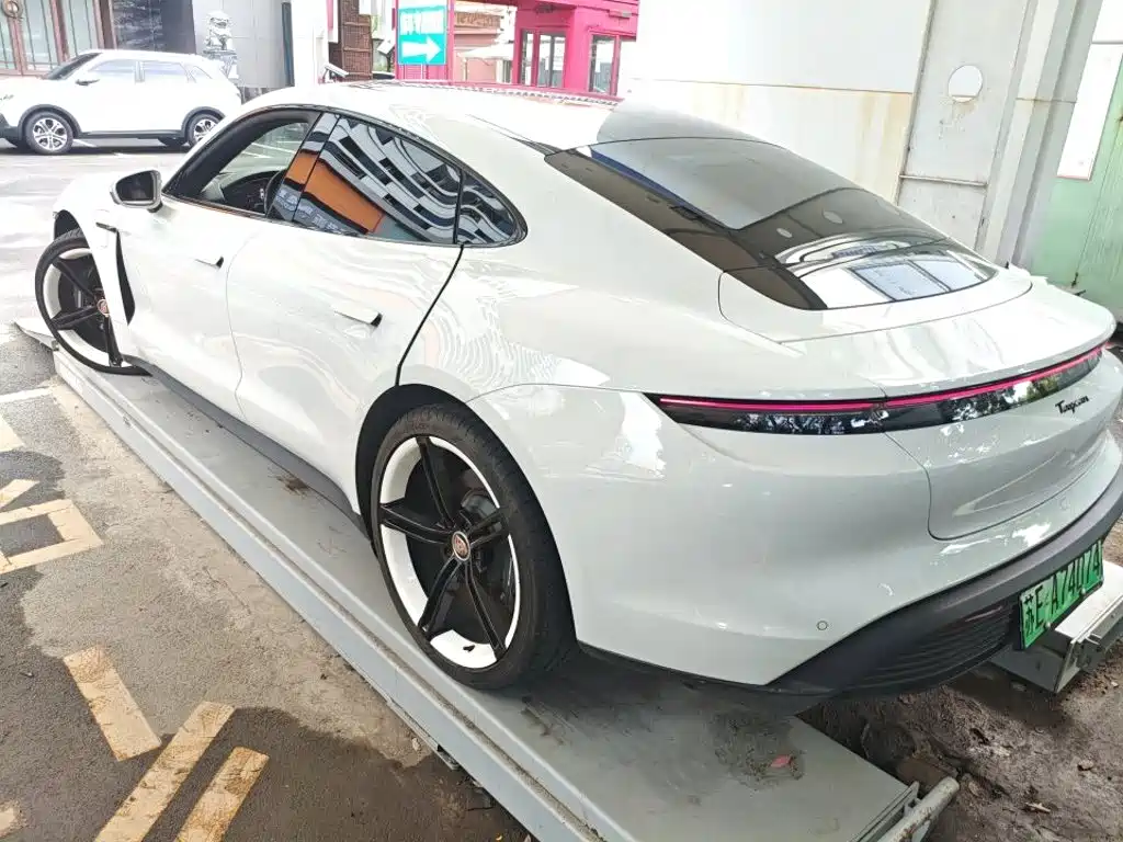 Porsche Taycan — миниатюра 7