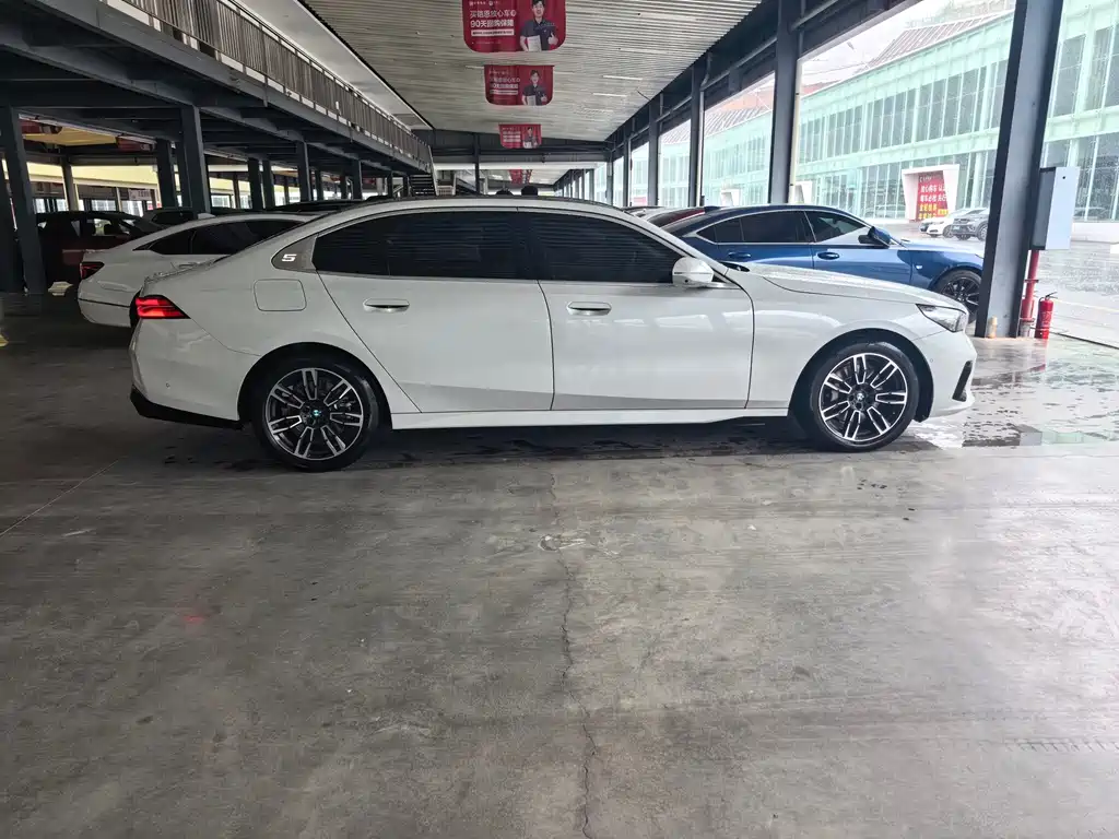 BMW 5 Series — миниатюра 8