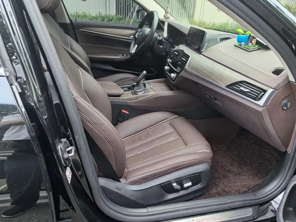 BMW 5 Series New Energy — миниатюра 10