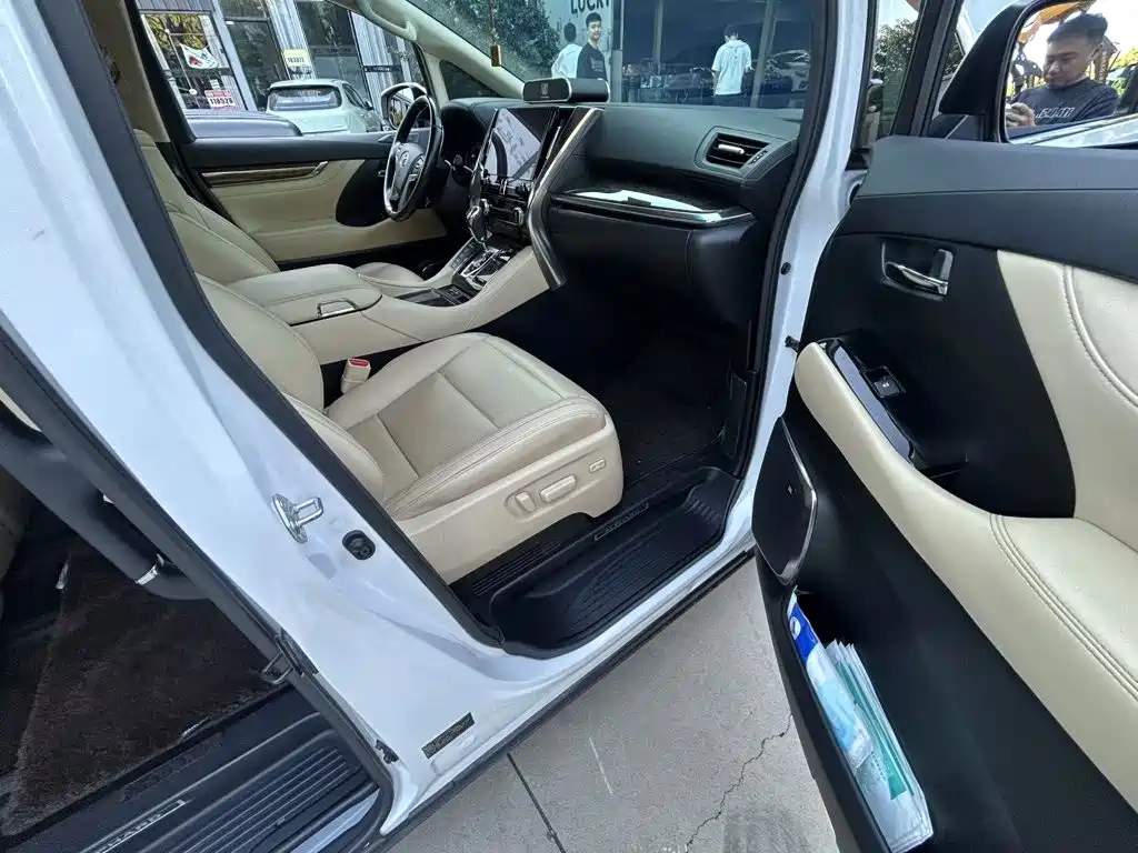 Toyota Alphard — миниатюра 9