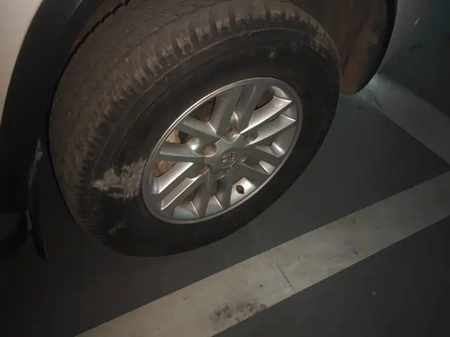 Toyota Fortuner — миниатюра 6