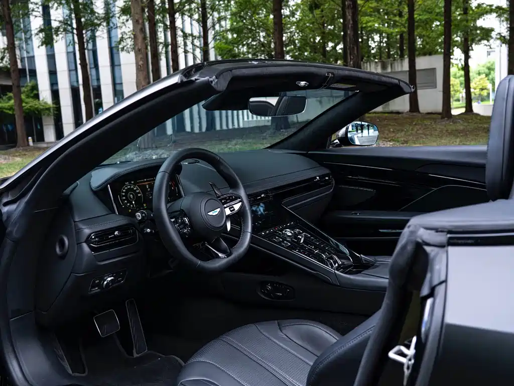 Aston Martin DB12 — миниатюра 16