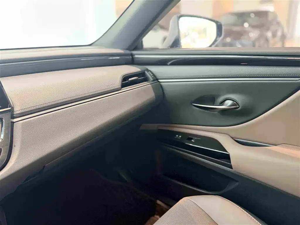 Lexus ES — миниатюра 31