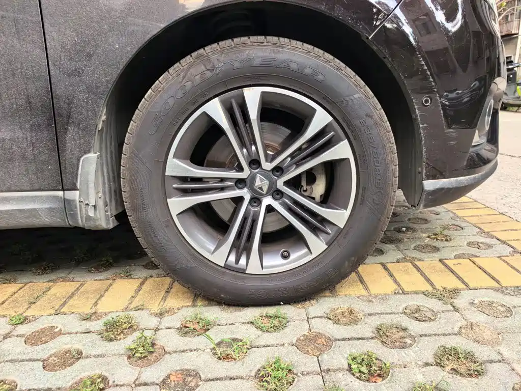 Borgward BX7 — миниатюра 8