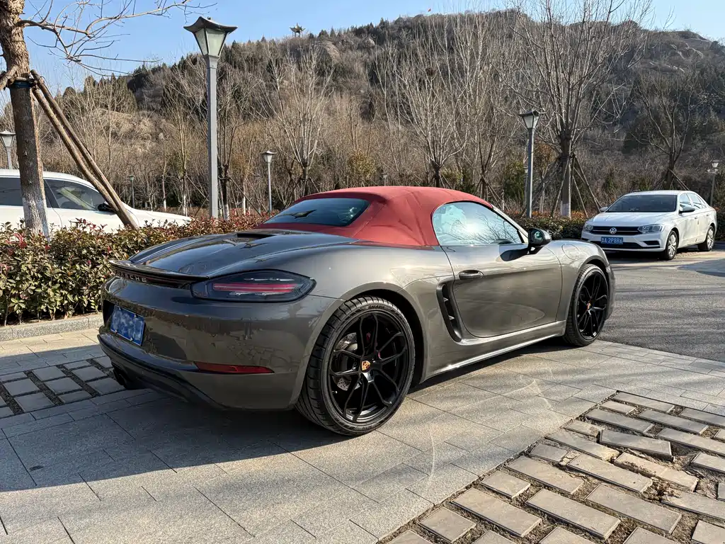 PORSCHE 718