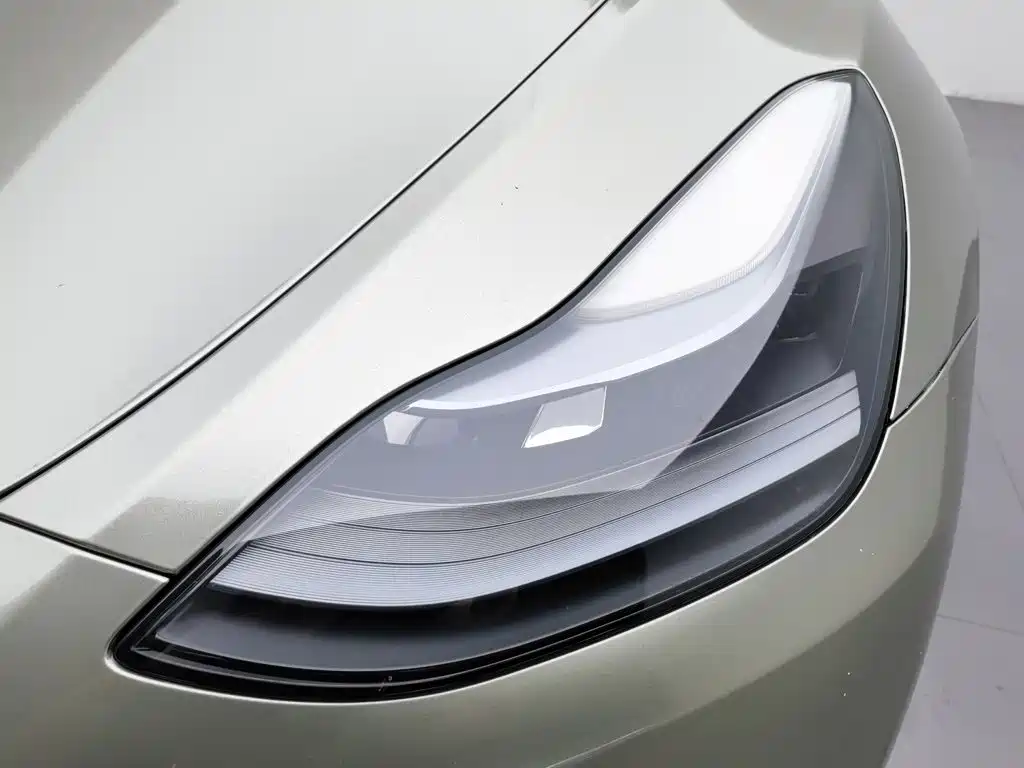 Tesla Model Y — миниатюра 7