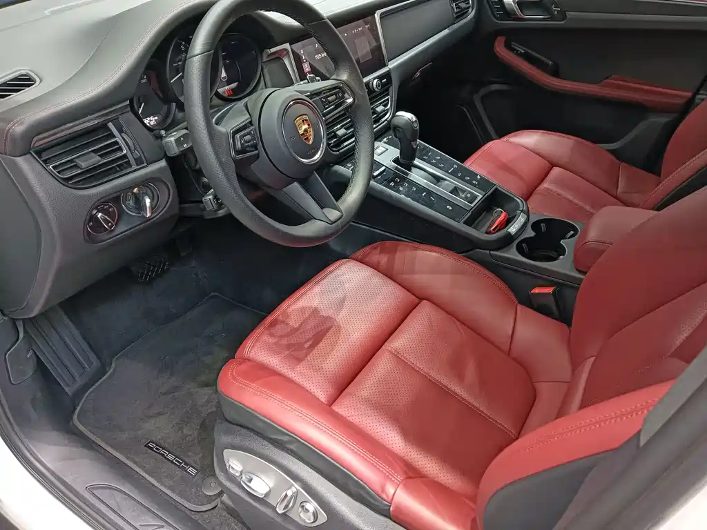 PORSCHE MACAN