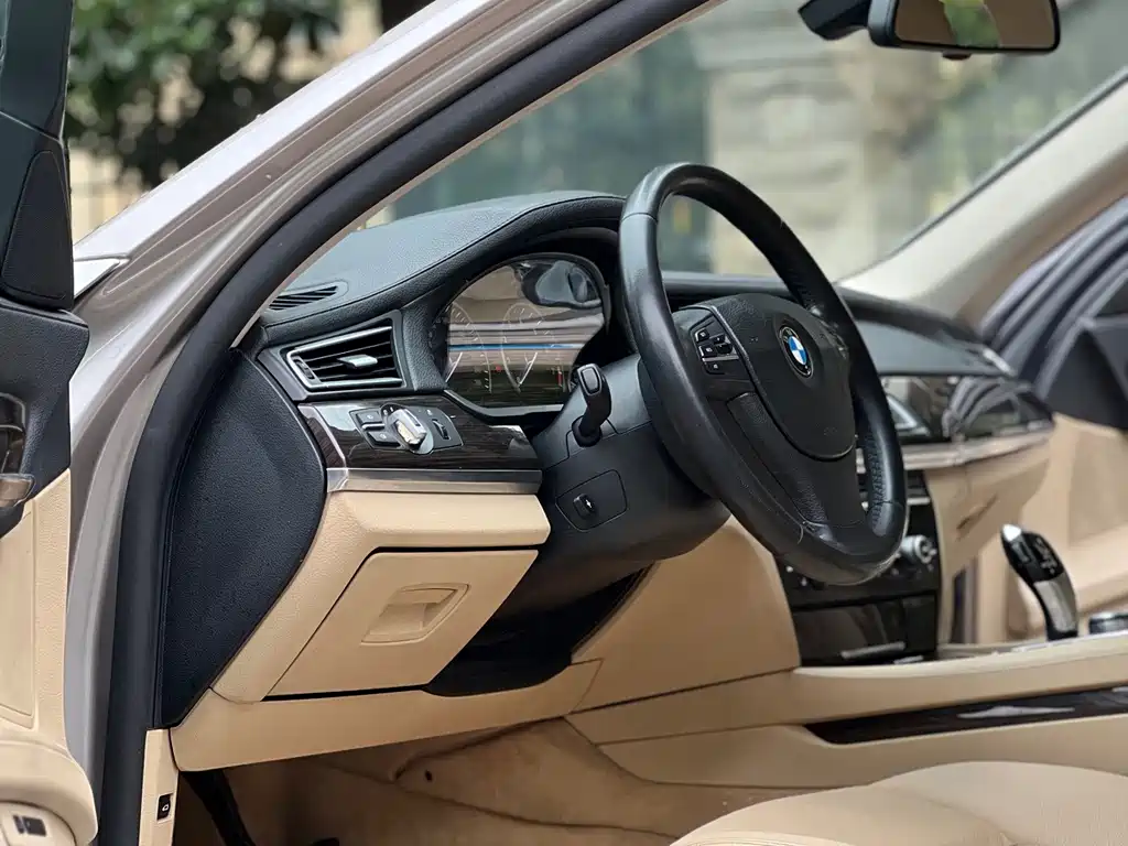 BMW 7 Series — миниатюра 6