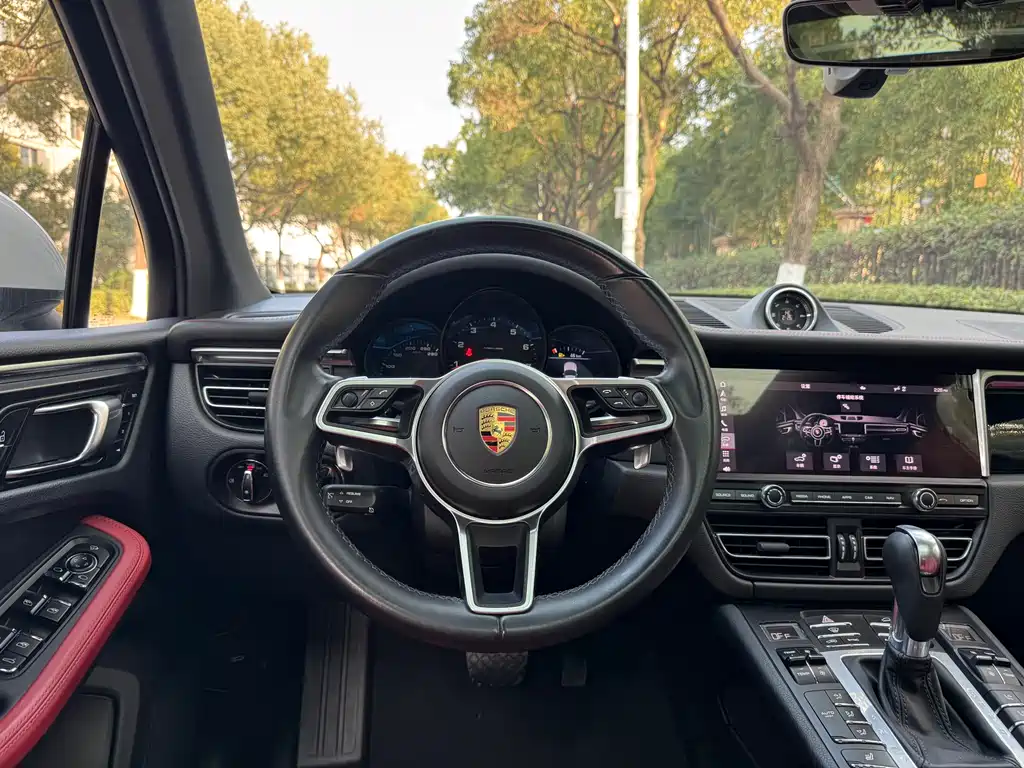 PORSCHE MACAN