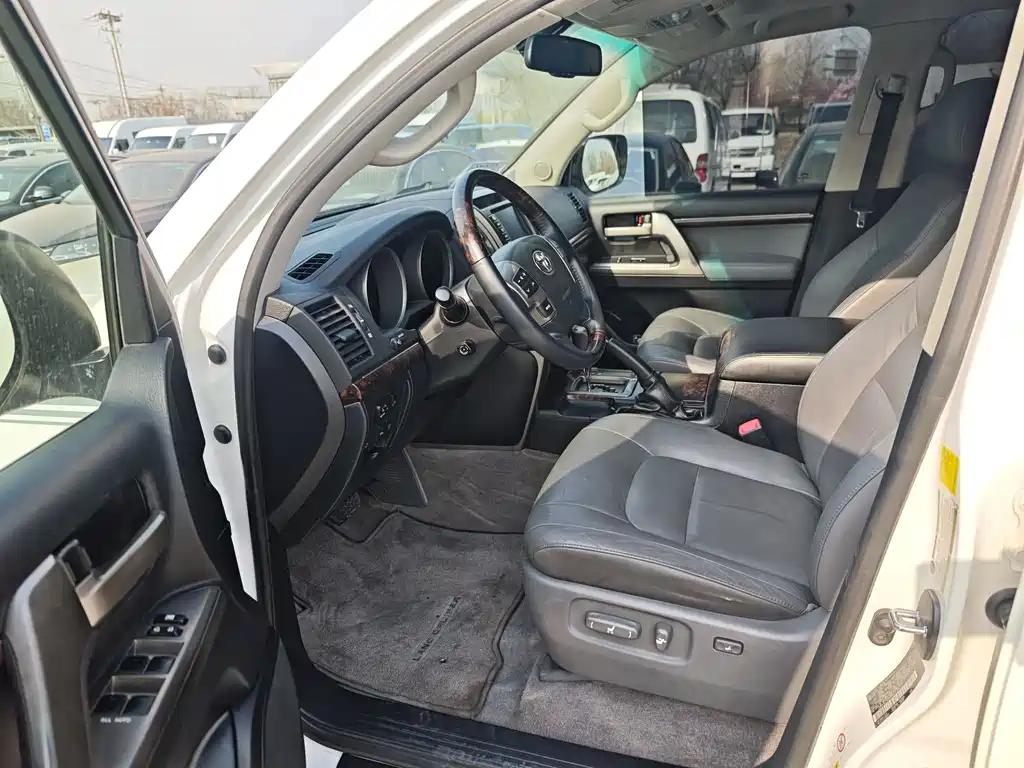 Toyota Land Cruiser 2011 5.7L AT