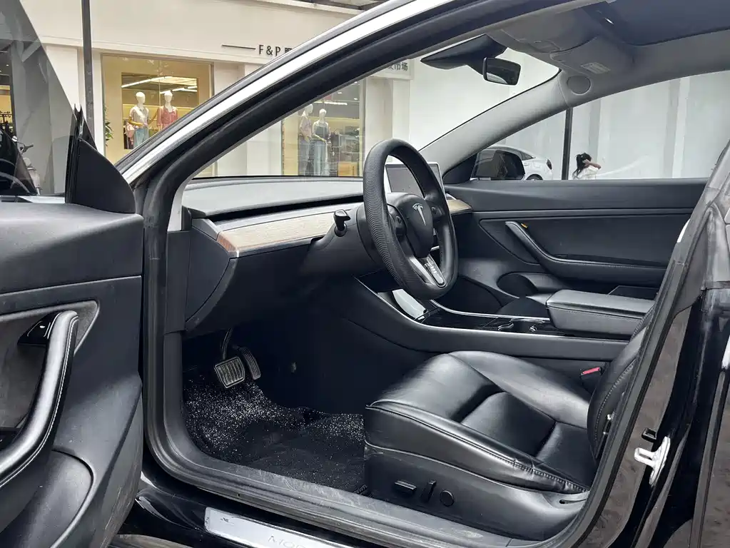 Tesla Model 3 — миниатюра 7